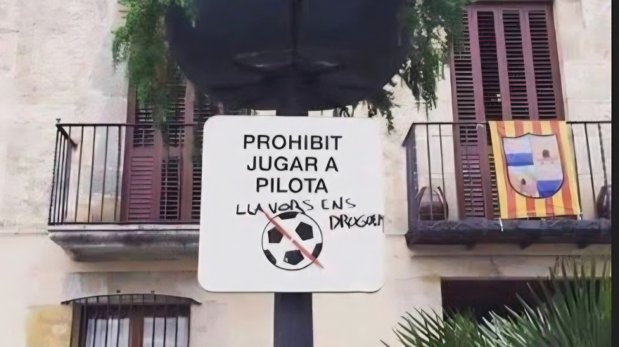 Un cartel visto en un balcón