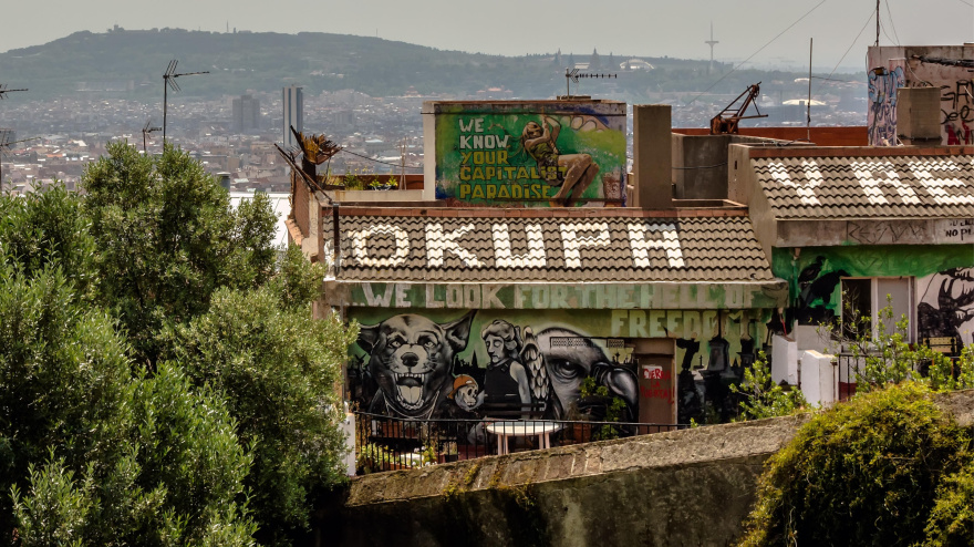 Vista del techo de un centro social okupa desde el Park Güell, en Barcelona