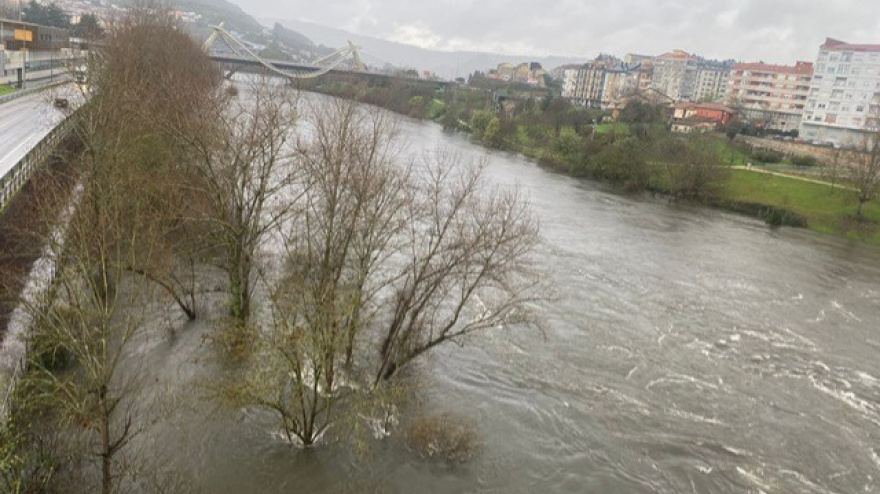 El río Miño a su paso hoy por la ciudad de Ourense