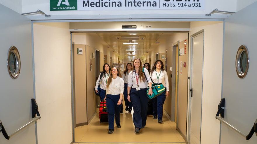 Una parte del equipo sale del hospital hacia un domicilio de paciente