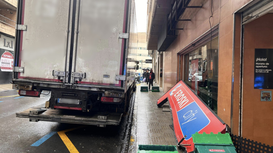 Un Camión derriba cartel Supermercado eroski