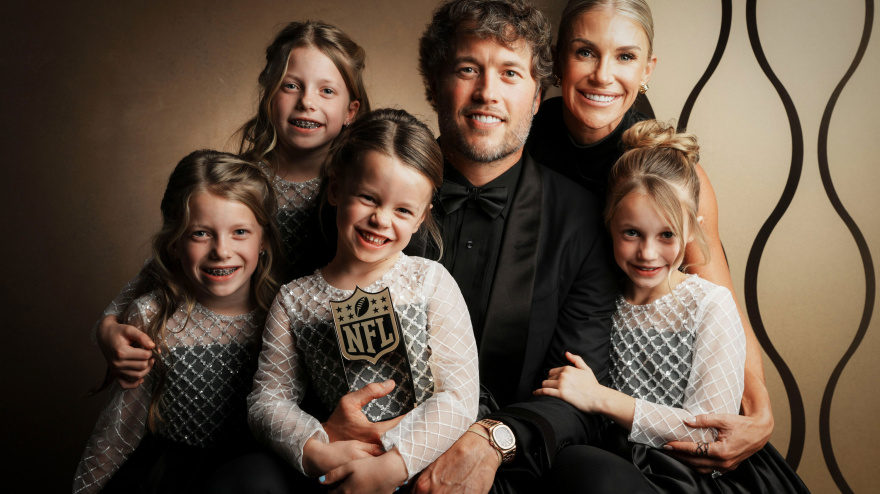 Matthew Stafford, quarterback de los Rams, posa junto a su familia con el MVP de la NFL.