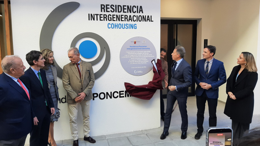 El alcalde y otras autoridades durante la inauguración de la residencia Poncemar de Lorca