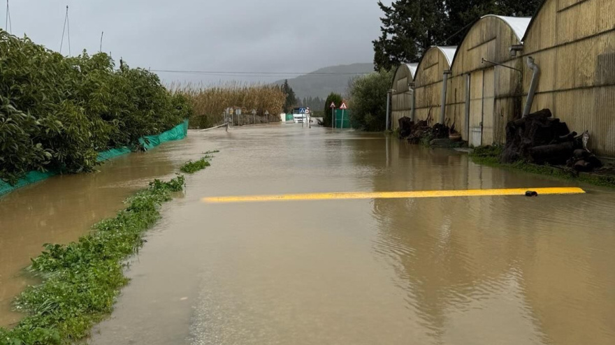 La difícil situación de los 1.500 vecinos aislados en El Secadero, en Casares, por la borrasca Leonardo: "Hay que hacer un uso racional del agua potable"