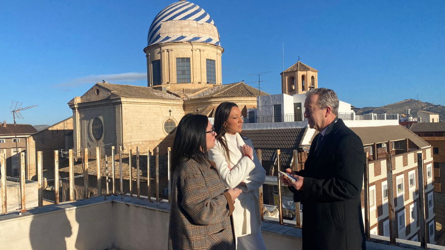 La consejera Carmen Conesa asiste a la inspección técnica de la basílica de Yecla