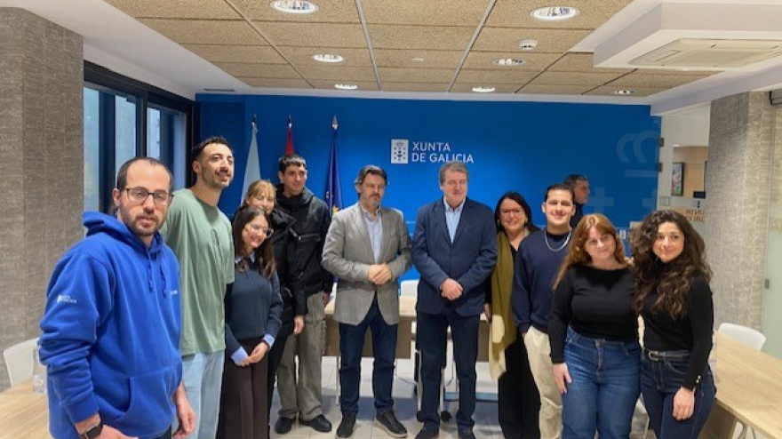 El secretario xeral de Emigración de la Xunta, Antonio Rodríguez Miranda, y el delegado territorial de la Xunta en Ourense, Manuel Pardo, se reunieron con los jóvenes beneficiarios de las BEME