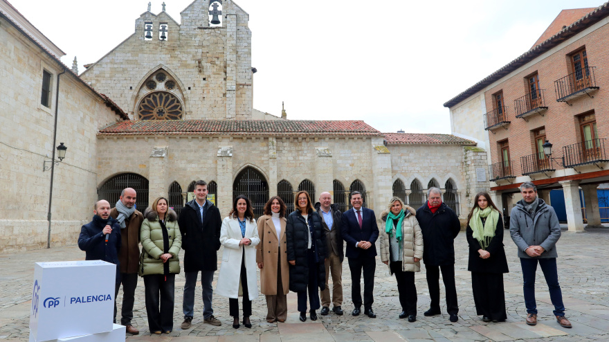 La presidenta del PP de Palencia, Ángeles Armisén, junto con el secretario provincial, Luis Calderón(d); y el coordinador de campaña, Roberto Martín(I), presentan a los candidatos del PP por la provincia de Palencia a las Cortes en las elecciones autonómicas del 15 de marzo