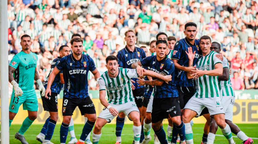 Jugadores de Córdoba y Ceuta, durante el partido de la primera vuelta en El Arcángel.