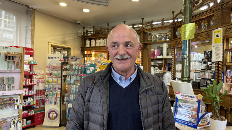 Cholo, 'de paisano' en la Farmacia Tedín de A Coruña
