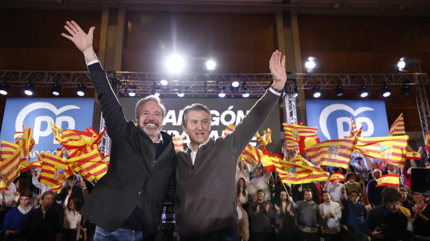Núñez Feijóo junto a Jorge Azcón en el mitin de cierre de campaña en la Sala Multiusos.