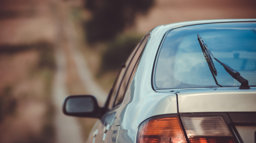 Un camino accidentado comienza frente a un coche parado cerca de Pamplona, ​​Navarra