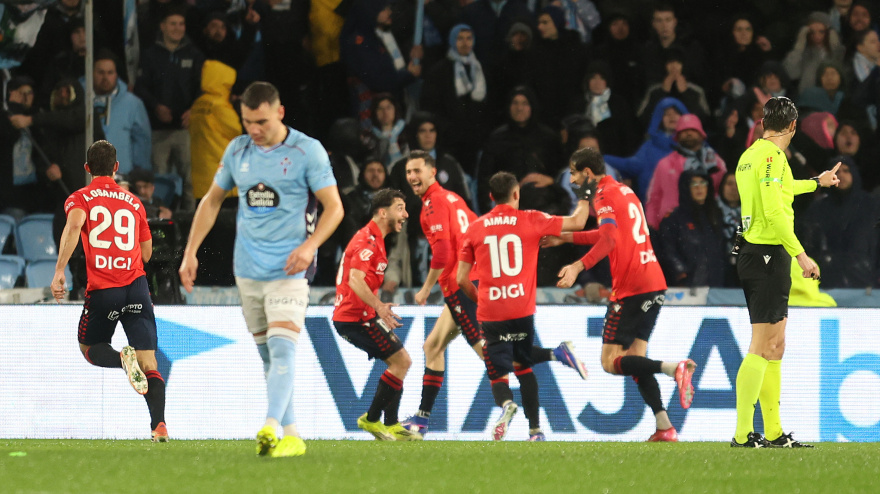 Raul García de Haro celebra su gol con sus compañeros en el Celta - Osasuna