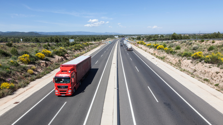 Camiones en la autopista AP-7 en Cataluña