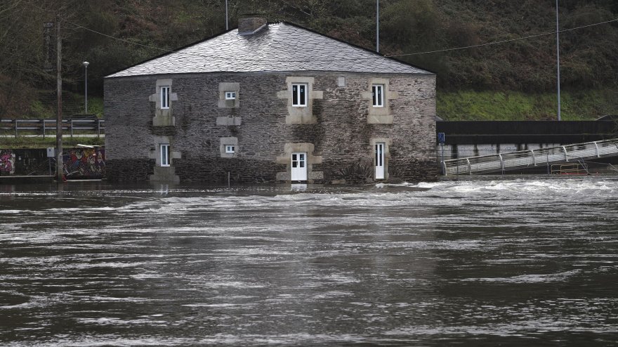 Un antiguo molino inundado por las aguas del río Miño que presenta un alto caudal a su paso por Lugo tras las últimas borrascas que han azotado la península