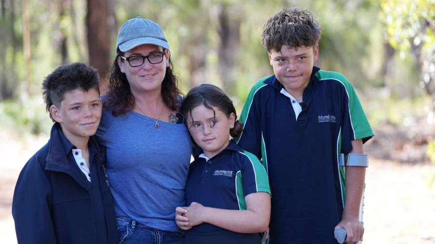 austin-appelbee-derecha-posa-con-su-familia