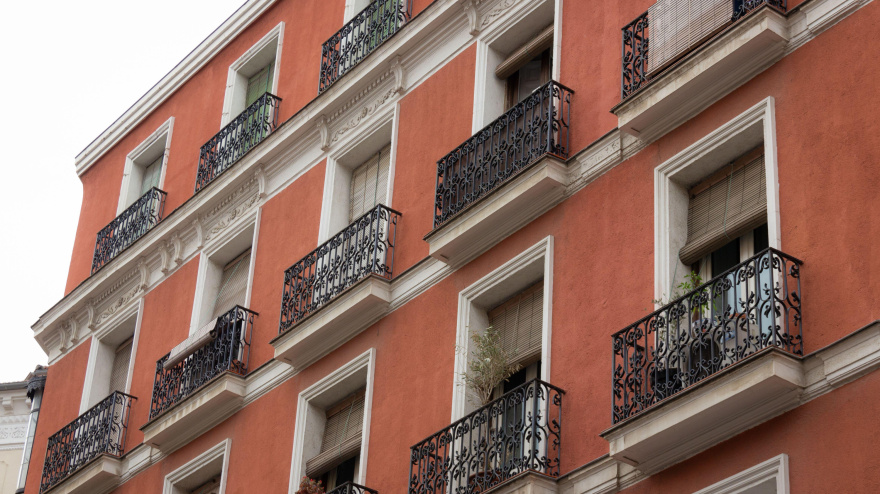 Un bloque pisos residenciales en el centro de Madrid