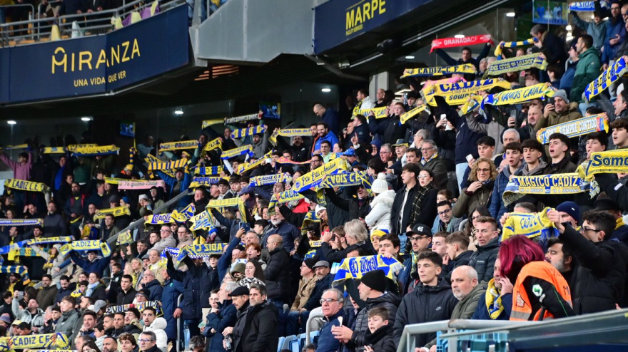 Aficionados del Cádiz en un partido en el estadio Nuevo Mirandilla.