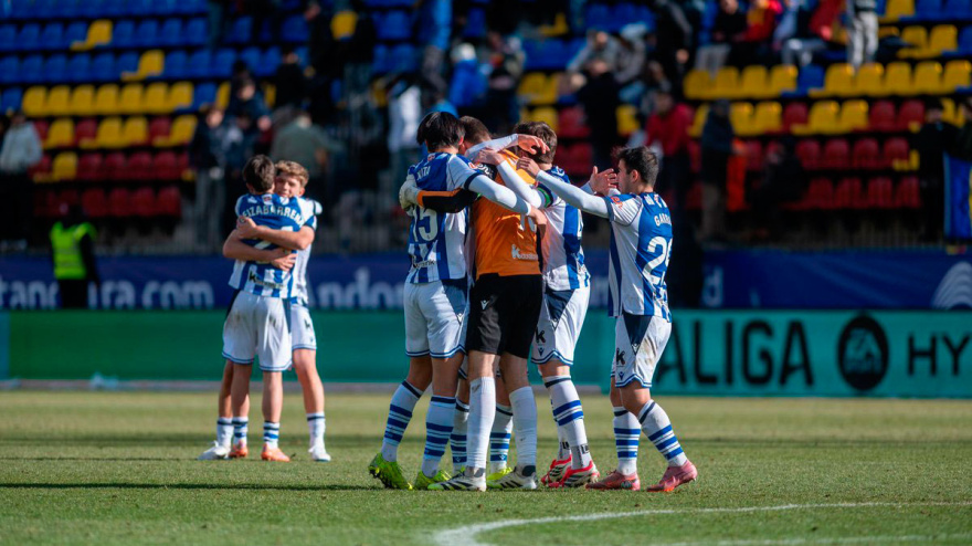 Los jugadores del Sanse celebran la victoria en el campo del Andorra.