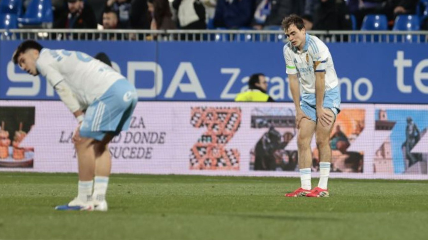Los jugadores del Zaragoza cabizbajos tras el gol de El Yamiq en propia
