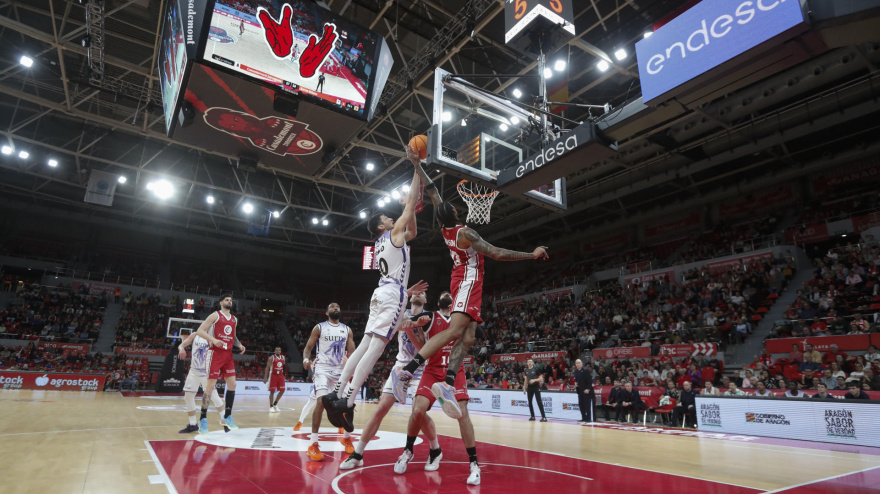 Partido de Liga Endesa que disputan el Surne Bilbao y el Casademont Zaragoza