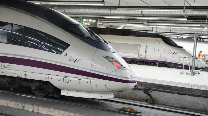 Trenes de alta velocidad parados en la estación de Sats