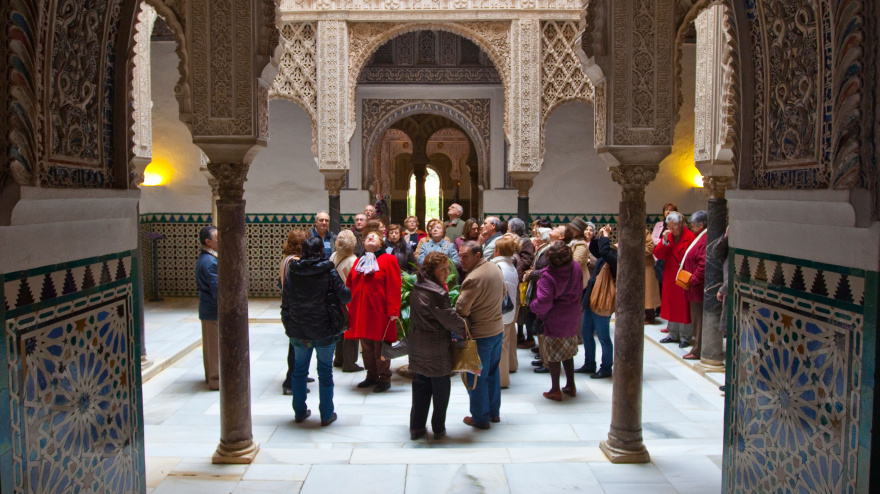 BB6Y8C Tour Group in Patio de las Doncellas Alcazar of Seville Spain. Image shot 2009. Exact date unknown.