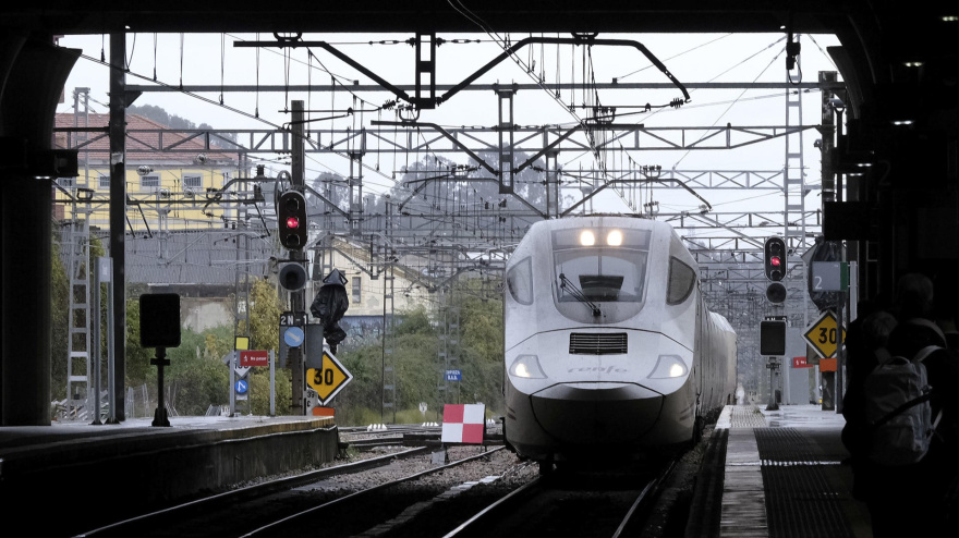 Un tren de alta velocidad llega a la estación de Oviedo