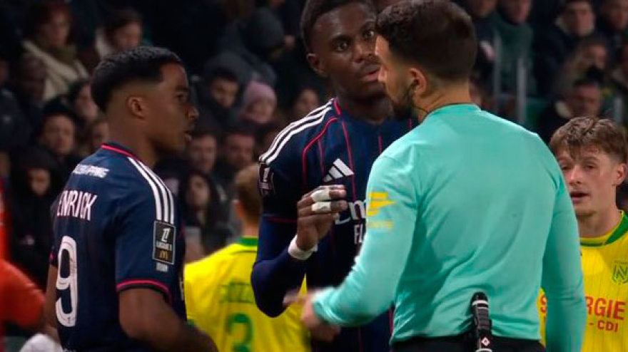 Endrick recibió su primera cartulina roja en la Ligue 1 en el campo del Nantes.