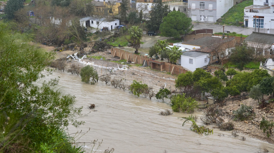 Vista del río Guadalete a su paso por Arcos de la Frontera, y al que la presa está desembalsado agua