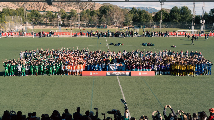 Foto de familia de los 400 niños y niñas participantes en la Talent Cup