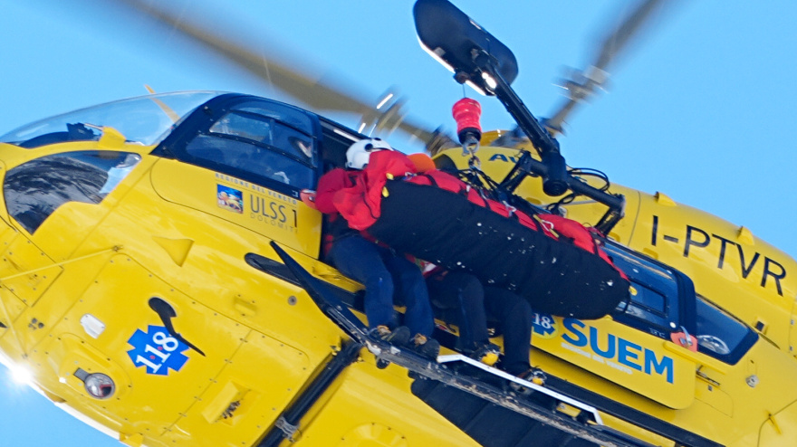 Lindsey Vonn es trasladada en helicóptero al hospital tras su caída.