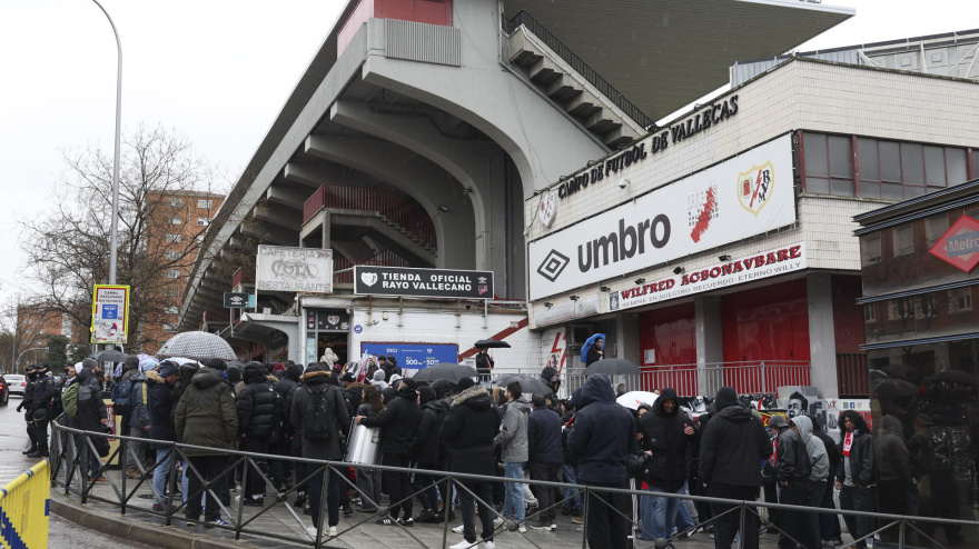Aficionados protestando en las puertas del Estadio de Vallecas por la suspensión del Rayo - Oviedo
