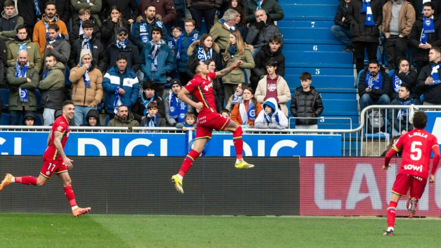 Los jugadores del Getafe celebra su gol al Alavés