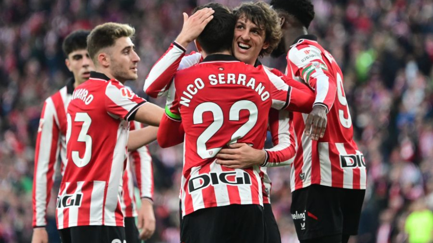 Los jugadores del Athletic celebran el gol de Nico Serrano