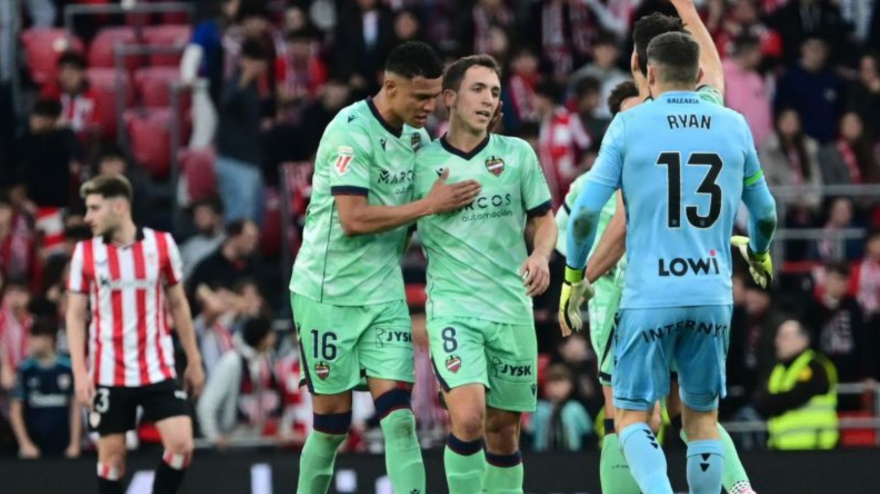 Olasagasti celebra su gol contra el Athletic
