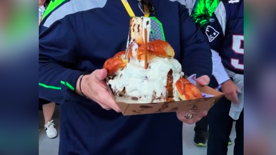 Un aficionado de la NFL con la LX Hammer Burger que vale 180 dólares