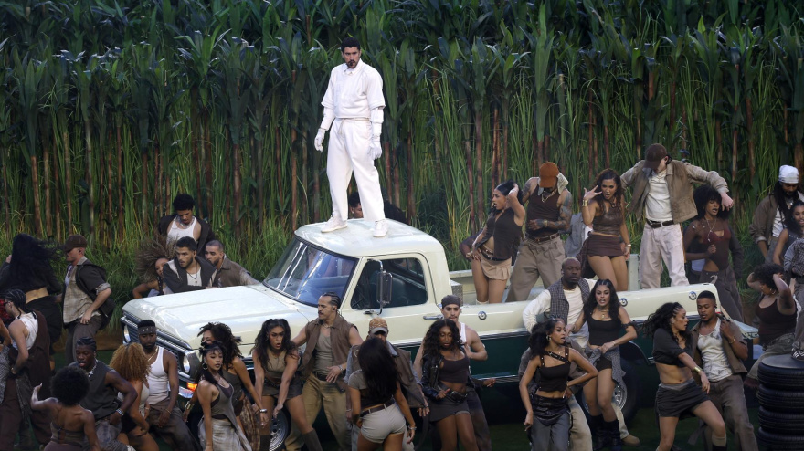 Bad Bunny durante su actuación en la Super Bowl