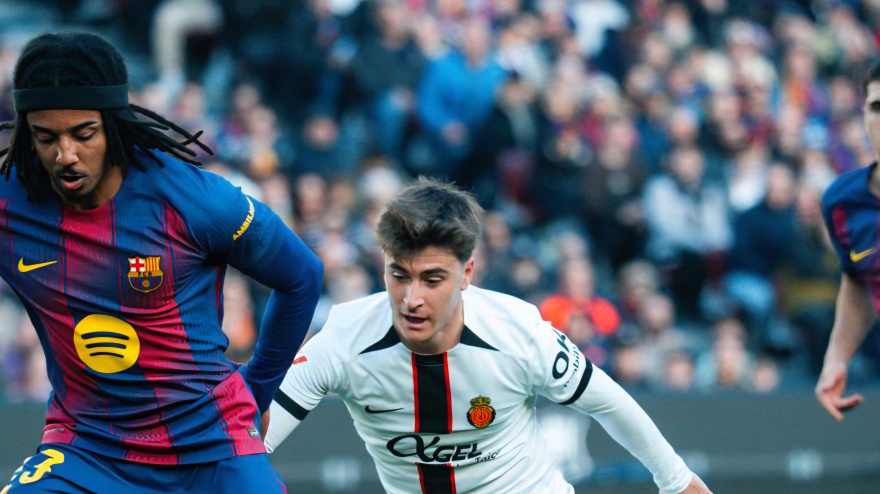 Pablo Torre en una disputa con Koundé