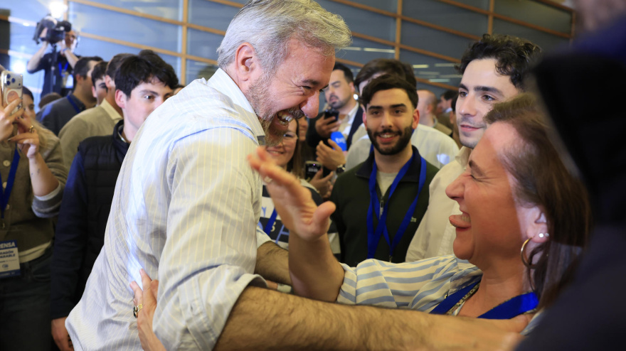 El candidato del PP a la Presidencia de Aragón, Jorge Azcón, celebra los resultados en la sede regional del partido en Zaragoza