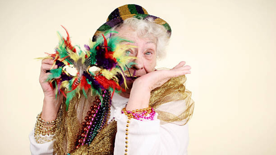 Mujer mayor en carnaval