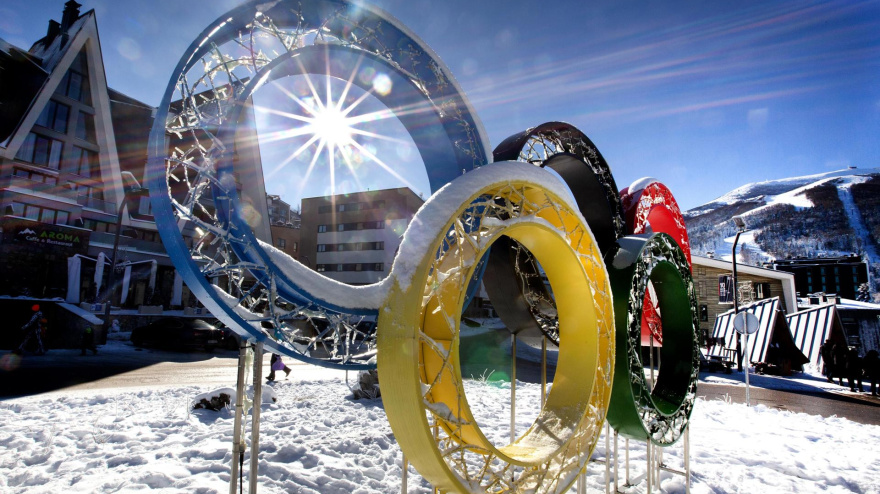 Los cinco anillos olímpicos se ven colocados en la montaña Bjelasnica cerca de Sarajevo, Bosnia y Herzegovina.