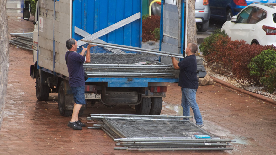 Dos trabajadores descargando un camión