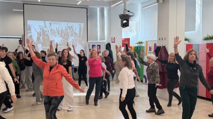 Estudiantes universitarios de todas las edades se reúnen en torno al musical ‘Mamma Mia!’