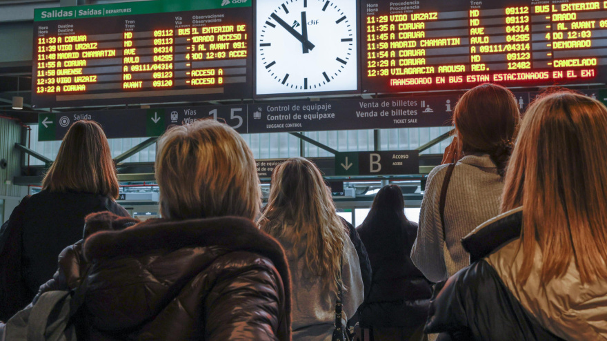 Viajeros siguen el panel informativo de la estación de tren de Santiago de Compostela