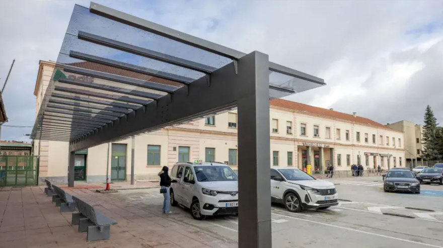 Taxis en la estación de tren de Pamplona