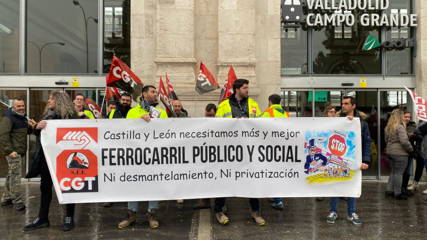 Manifestación a las puertas de la estación Valladolid-Campo Grande en el primer día de huelga convocada por los sindicatos ferroviarios