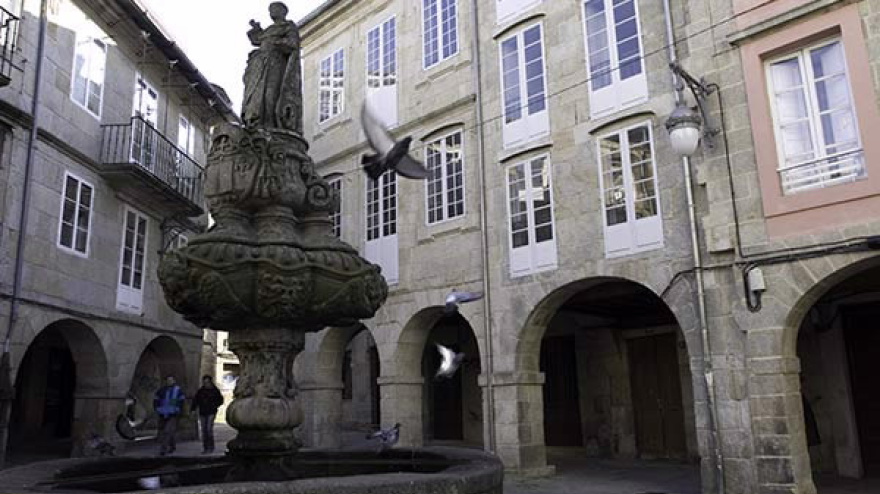 La Oficina de Turismo comparte edificio con el Centro de Interpretación da Muralla en el pleno centro del casco histórico, en la Praza do Campo