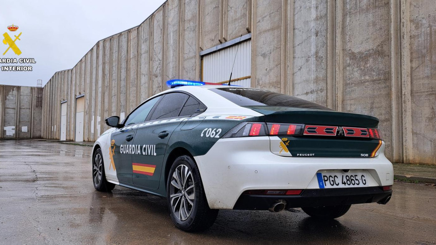 Coche de la Guardia Civil junto a una empresa en Villamuriel de Cerrato