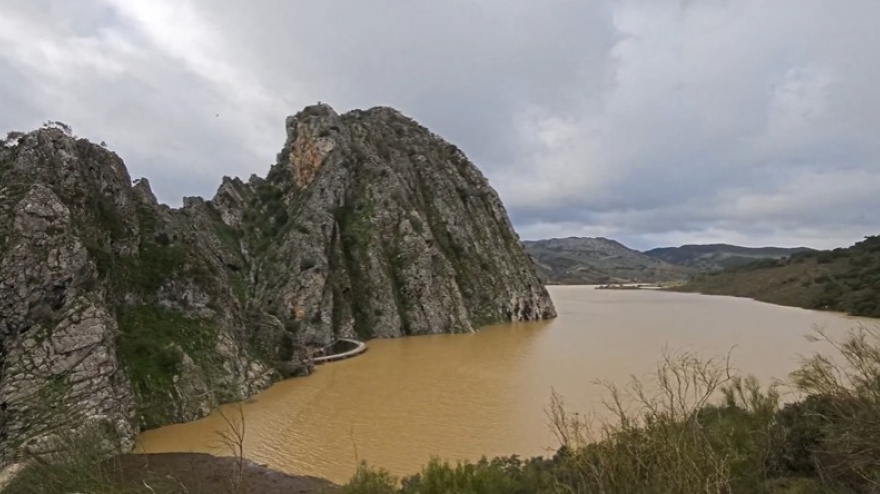 La centenaria presa 'fantasma' que amenaza a vecinos de la Serranía de Ronda: "El susto es que el muro reviente"