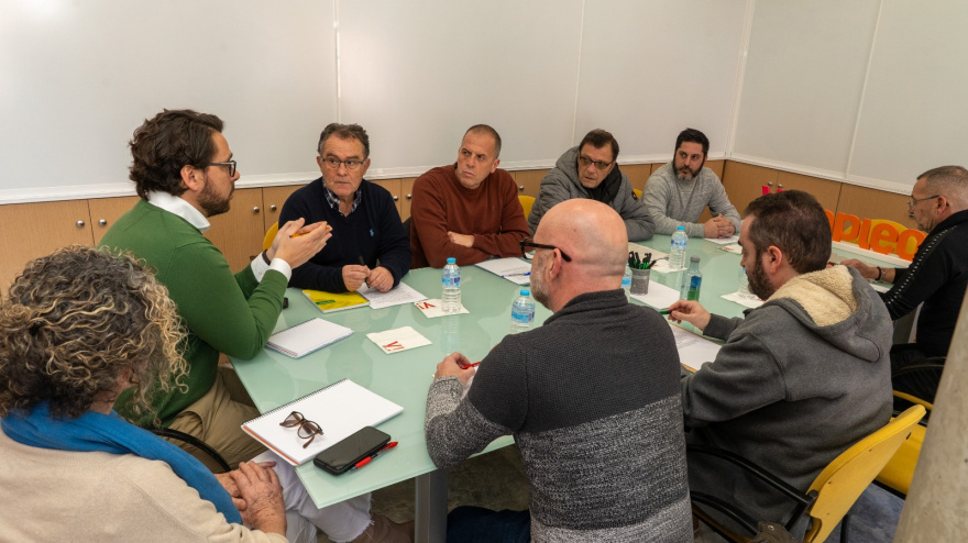 Álvaro Valdés en la reunión con las auxiliares de SABIC